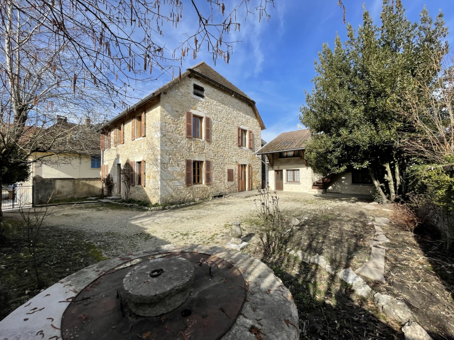 Maison en pierre de 170m² avec cour de 470m² dépendance de 44m² - Champagne-en-Valromey