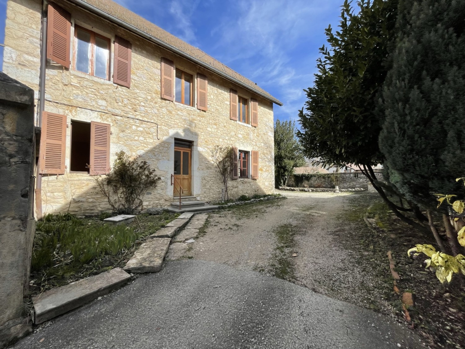 Maison en pierre de 170m² avec cour de 470m² dépendance de 44m² - Champagne-en-Valromey