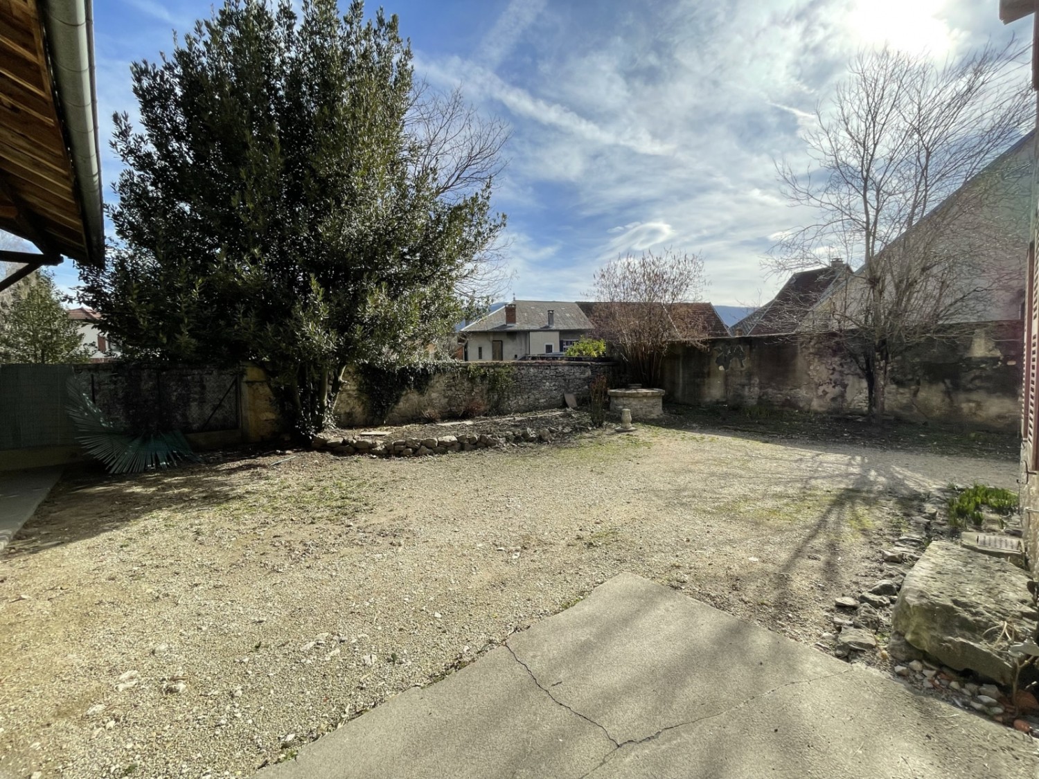 Maison en pierre de 170m² avec cour de 470m² dépendance de 44m² - Champagne-en-Valromey