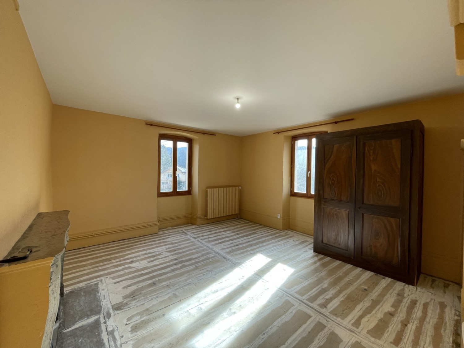 Maison en pierre de 170m² avec cour de 470m² dépendance de 44m² - Champagne-en-Valromey