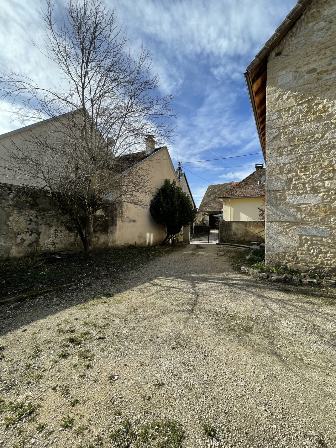 Maison en pierre de 170m² avec cour de 470m² dépendance de 44m² - Champagne-en-Valromey