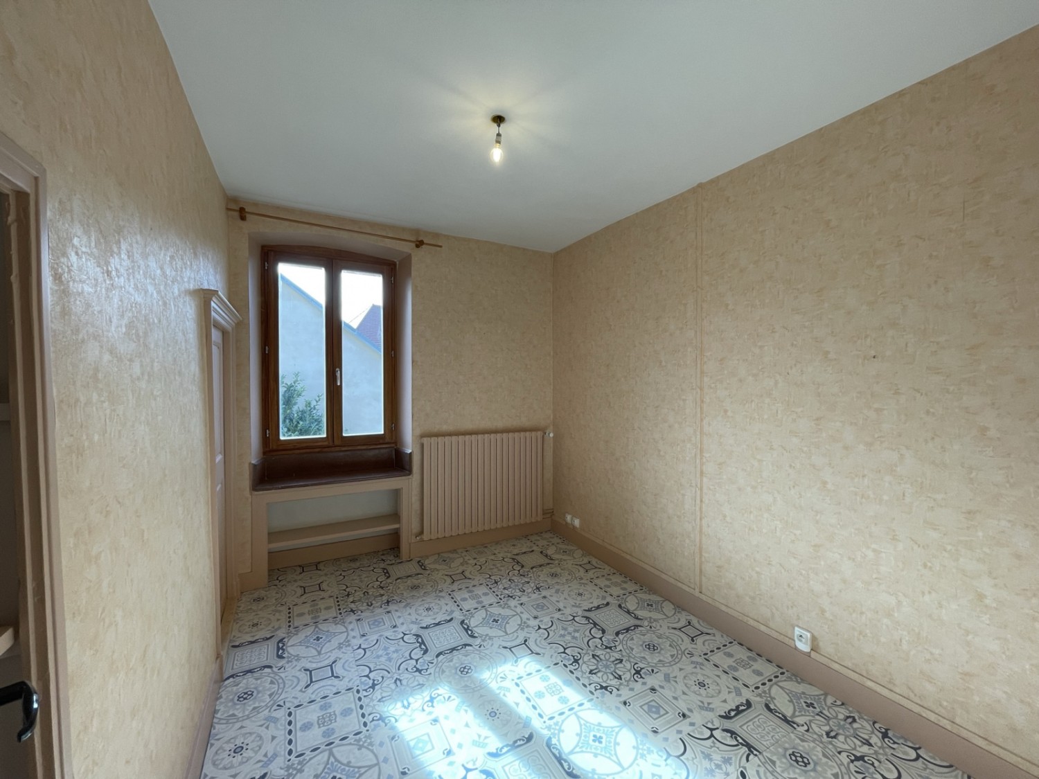 Maison en pierre de 170m² avec cour de 470m² dépendance de 44m² - Champagne-en-Valromey