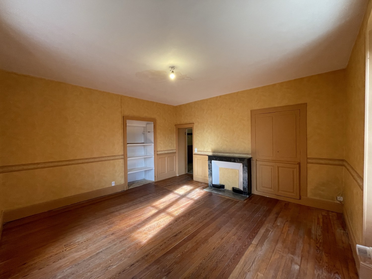 Maison en pierre de 170m² avec cour de 470m² dépendance de 44m² - Champagne-en-Valromey