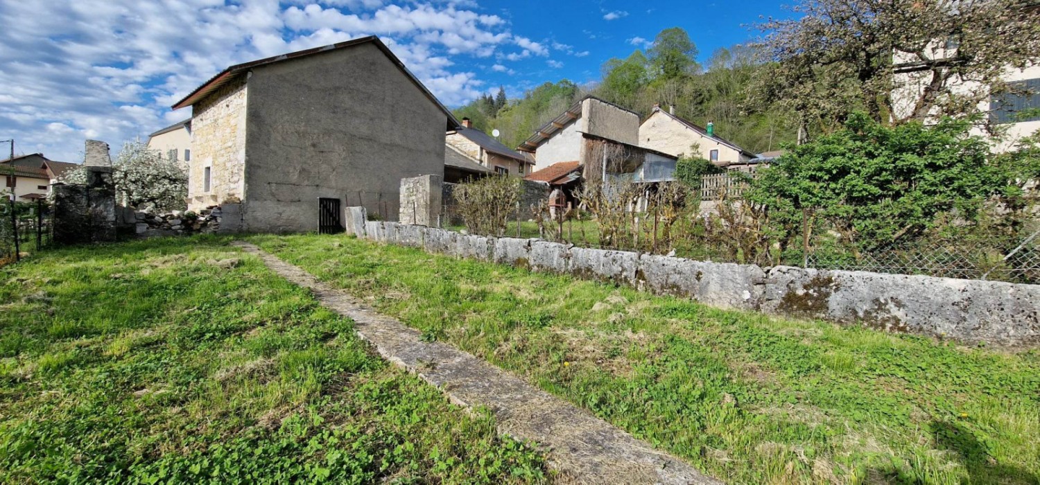 Corps de ferme avec plusieurs dépendances à rénover - Cormaranche-en-Bugey